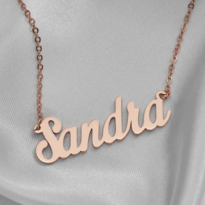 Collar personalizado con nombre de estilo "Carrie" chapado en oro rosa de 18 quilates