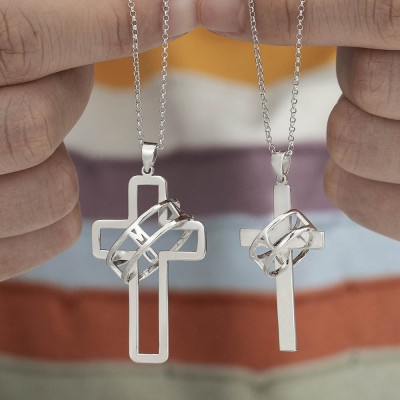 Collar de cruz personalizado con símbolo de la fe de pareja con anillo grabado con nombre de halo Dos collares