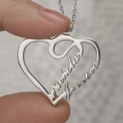 Collar de plata con nombre de pareja de corazón personalizado
